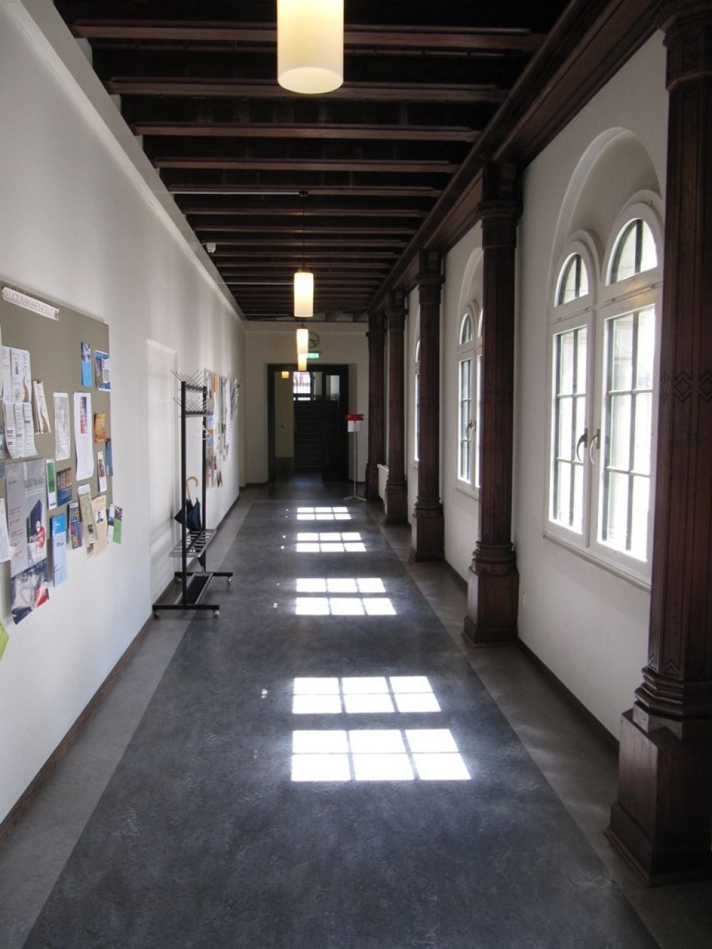 KIR, Stockwerk 1: Garderobe im Gang (vorne links erkennbar).