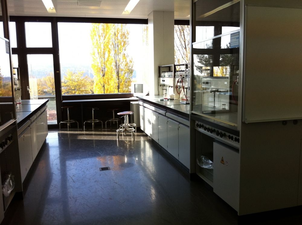 Praktikumsraum Y11-H-26: Praktikums Bereich mit Tischen.
vorne links: Zugang zum Fluchtbalkon.