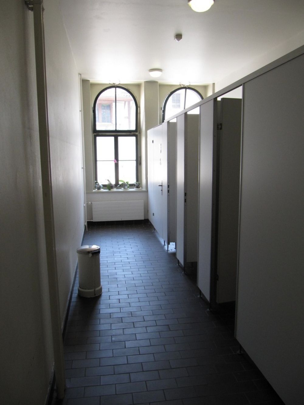 WC-Anlage KIR-1-108: Zugang zu Toilette nach Haupttür.