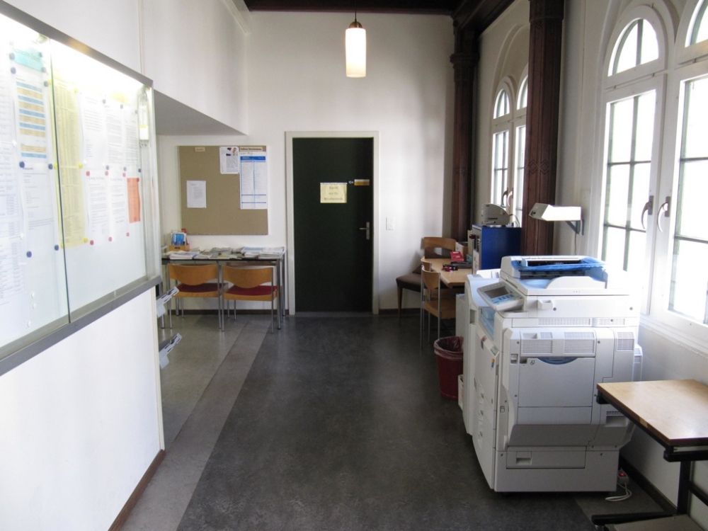 Büro KIR-1-106: Sicht auf Kopierer. Schalter befindet sich links um die Ecke.