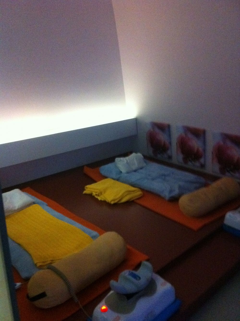 Ruheraum KOL-L-1B: Liegefläche mit Kissen und Decken.