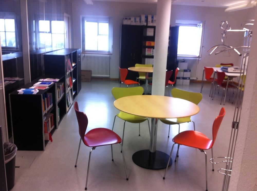 KOL-P, Bibliothek: Arbeitsplätze für Dozierende.