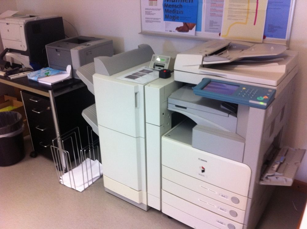 KOL-P, Bibliothek: Der Drucker ist nur für Dozierende und Mitarbeiter/Mitarbeiterinnen der Sprachwissenschaftlichen Fakultät bestimmt und erfordert eine spezielle Kopierkarte.