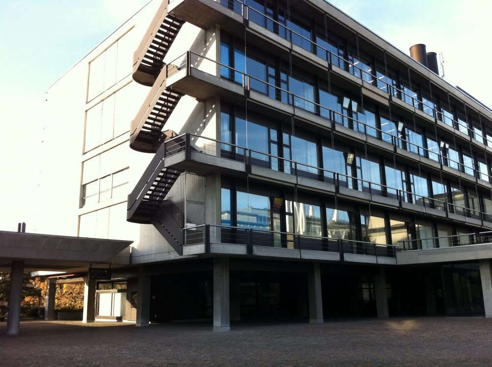 Y11-G, Balkon/Terrasse: Fluchtbalkone und -treppen von aussen.