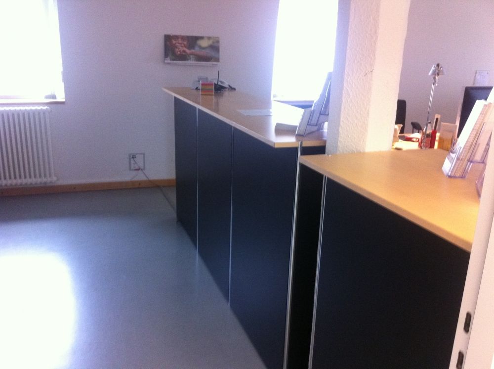 Büro KOL-P-1: Der Schalter (Höhe 122 cm).