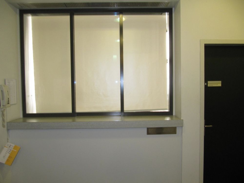Büro KIR-E-014: Schalter (Höhe: 112 cm) bei der Studienfachberatung.