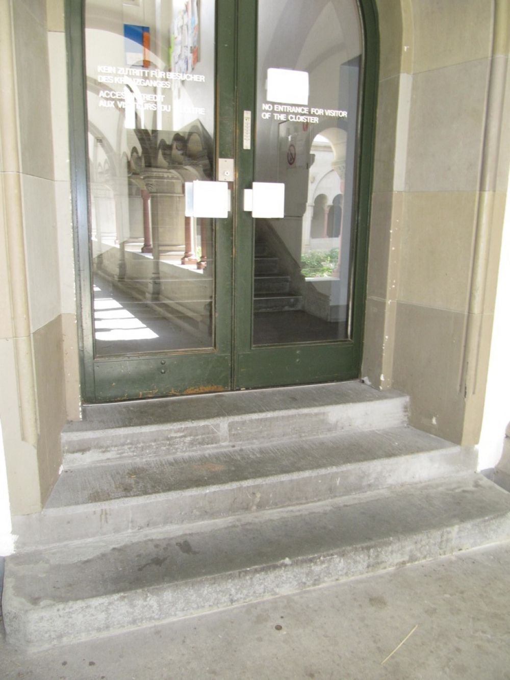 Büro KIR-E-006: Treppe beim Zugang zum Stockwerk E, Perspektive vom Kreuzgang aus.
