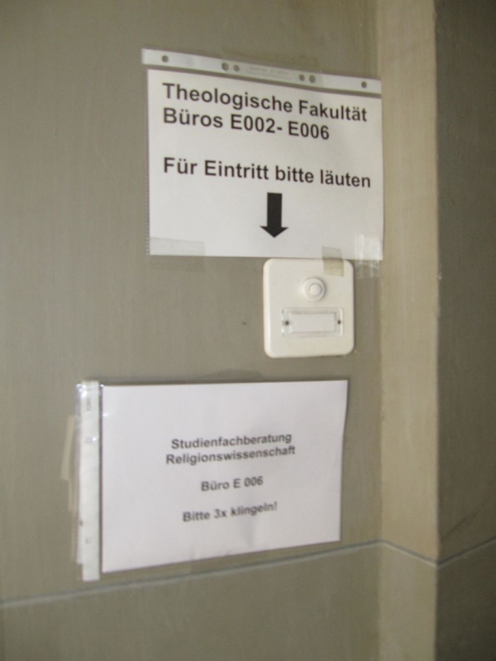 Büro KIR-E-006: Hinweis bei der Klingel: Bei Eintritt bitte läuten.