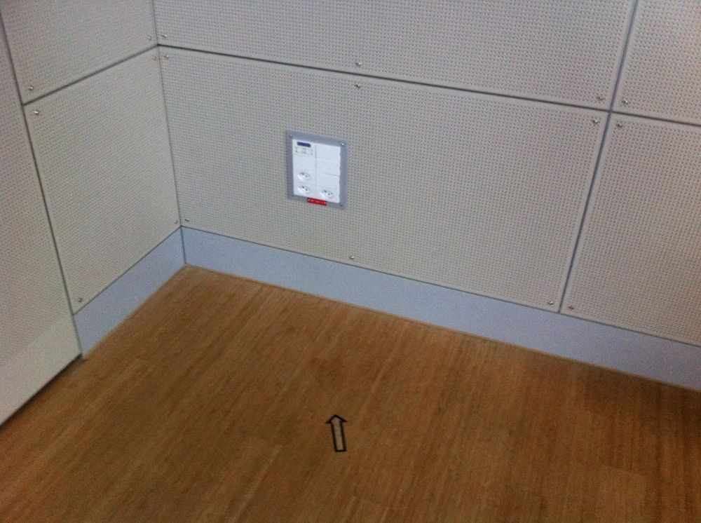 Ruheraum KOL-Q-3: Steckdosen und Markierung in Richtung Mekka.