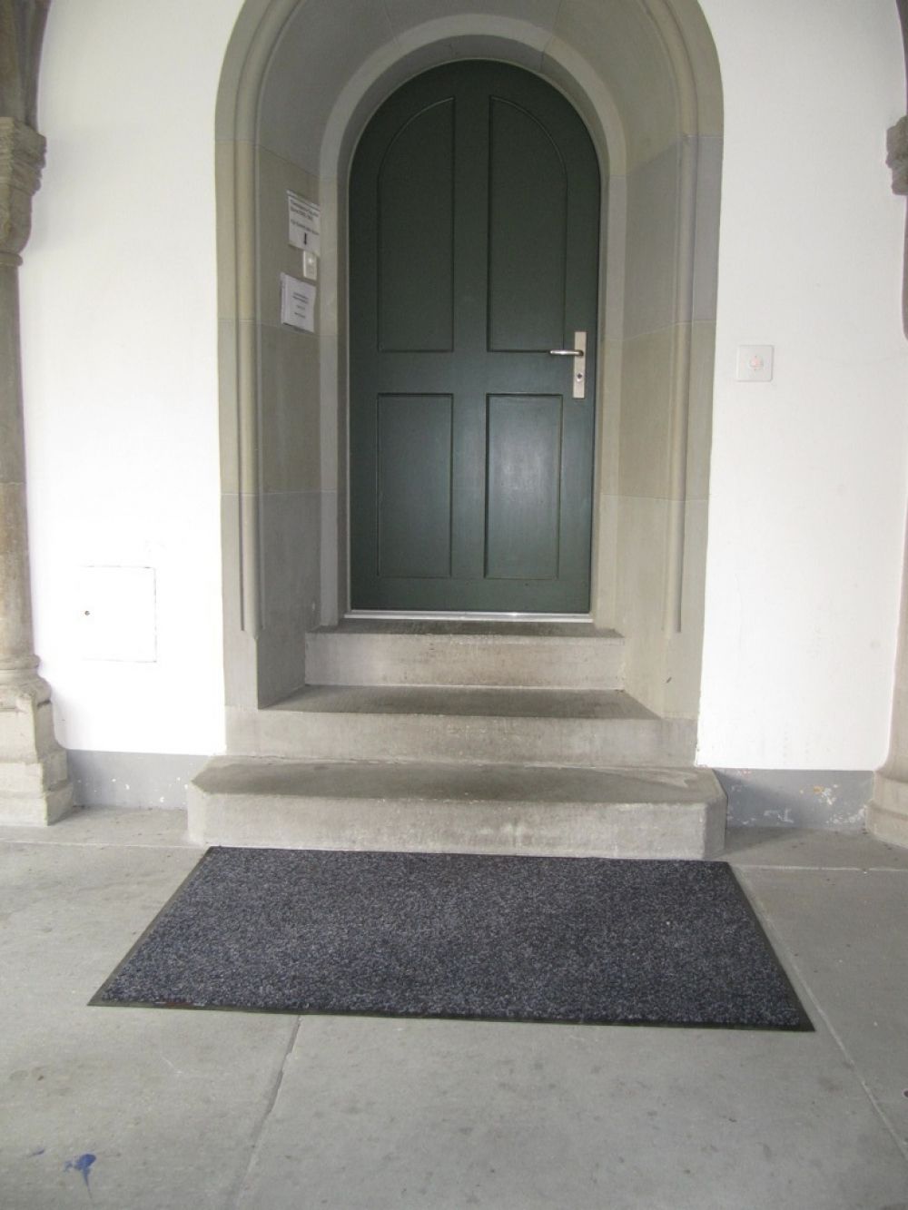Büro KIR-E-006: Treppe beim Eingang zur Studienberatung E-006.