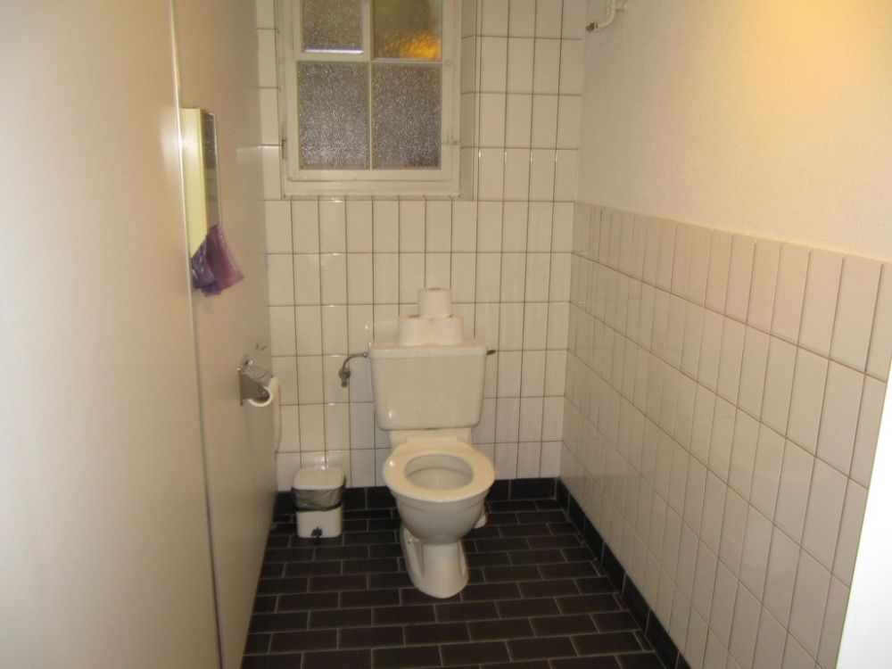 WC-Anlage KIR-U-08: WC (Innenansicht).