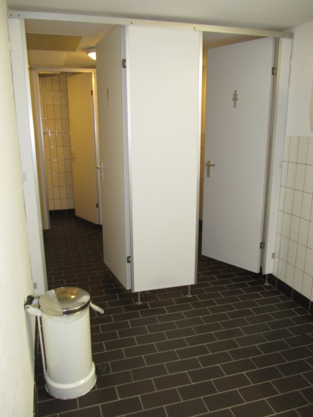 WC-Anlage KIR-U-08: Damen (rechts) und Herren (links). Sicht nach dem Betreten der gemeinsamen Zugangstüre.
