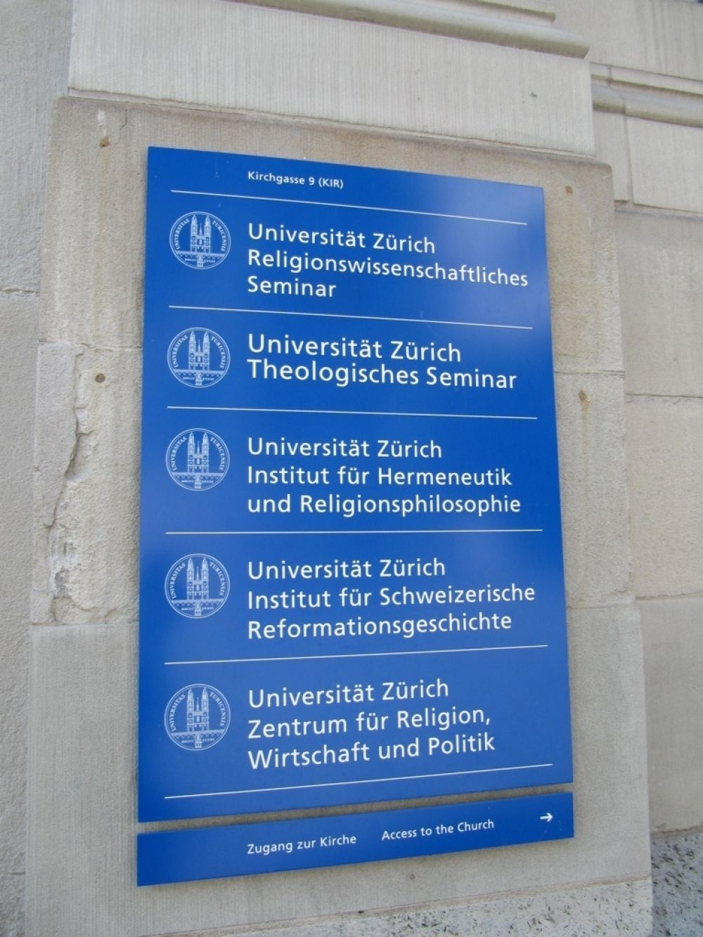 Gebäude KIR: Infoschild, was in diesem Gebäude zu finden ist.