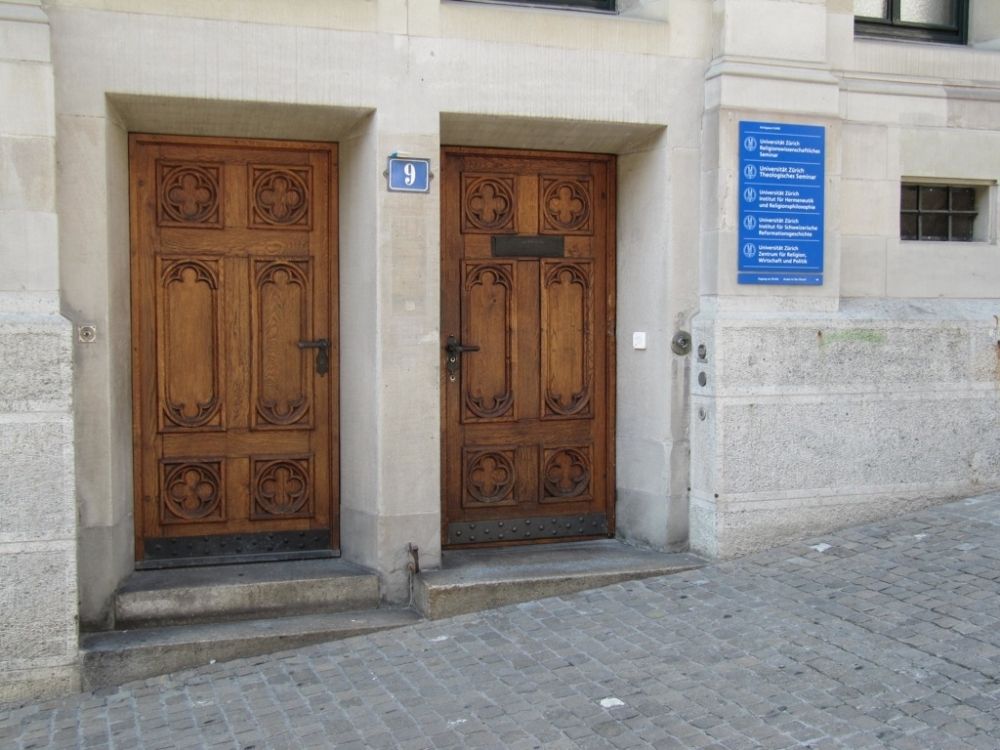 Gebäude KIR: Nahaufnahme des Haupteingangs (rechte Türe).