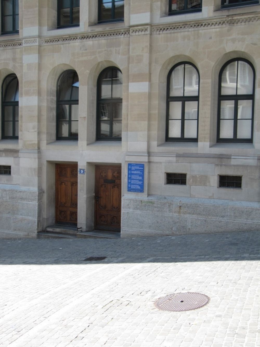 Gebäude KIR: Haupteingang KIR (nur über steilen Weg von bis zu 16% Steigung erreichbar).