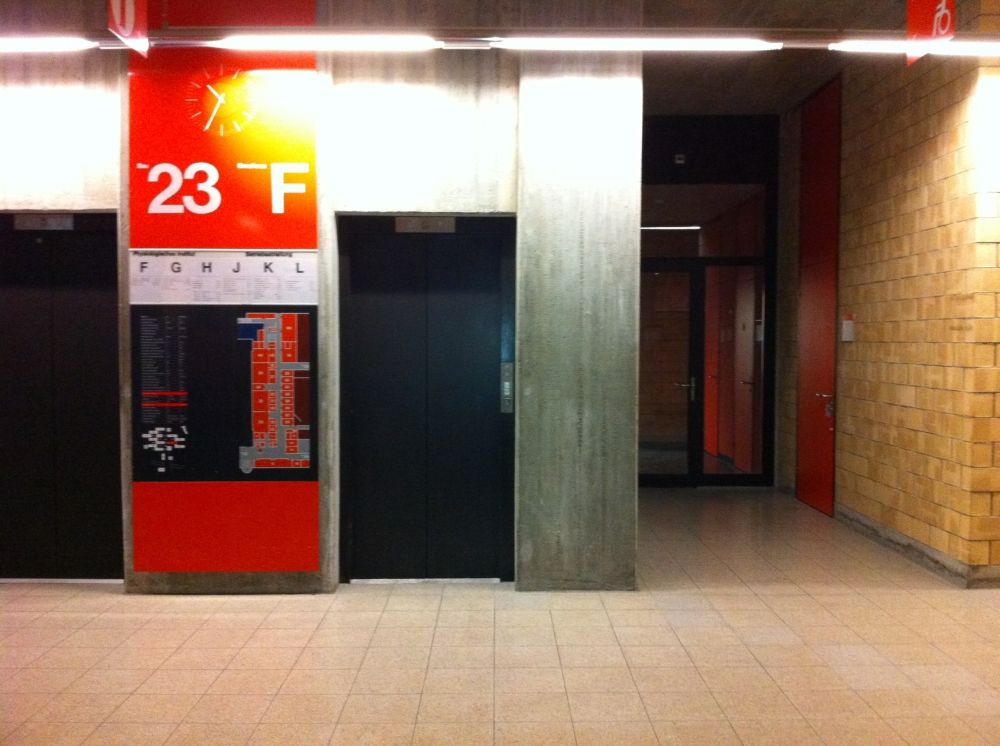 Rollstuhl-WC Y23-F-7: Die rote Türe auf der rechten Seite ist das Rollstuhl-WC.