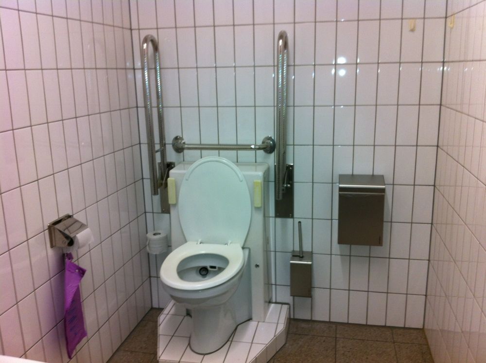 Rollstuhl-WC Y23-F-7: Rollstuhl-WC Innenraum.