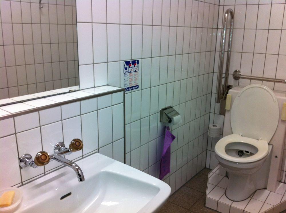 Rollstuhl-WC Y23-F-7: Rollstuhl-WC Innenraum.