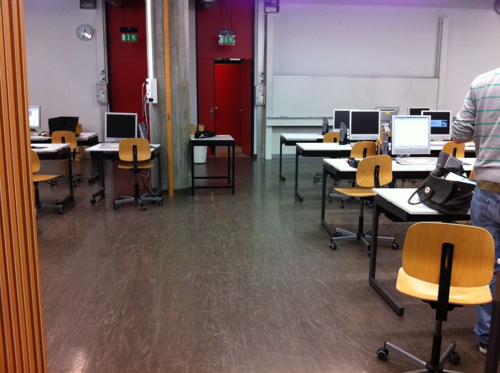 Computerkurs-Raum Y25-J-9: rechts: Computerkurs-Raum J9
links: Computerkurs-Raum J10.
Auf diesem Bild sieht man die Trennwand in der Mitte und die beiden roten Türen, die ins Zimmer J9 bwz. J10 führen.