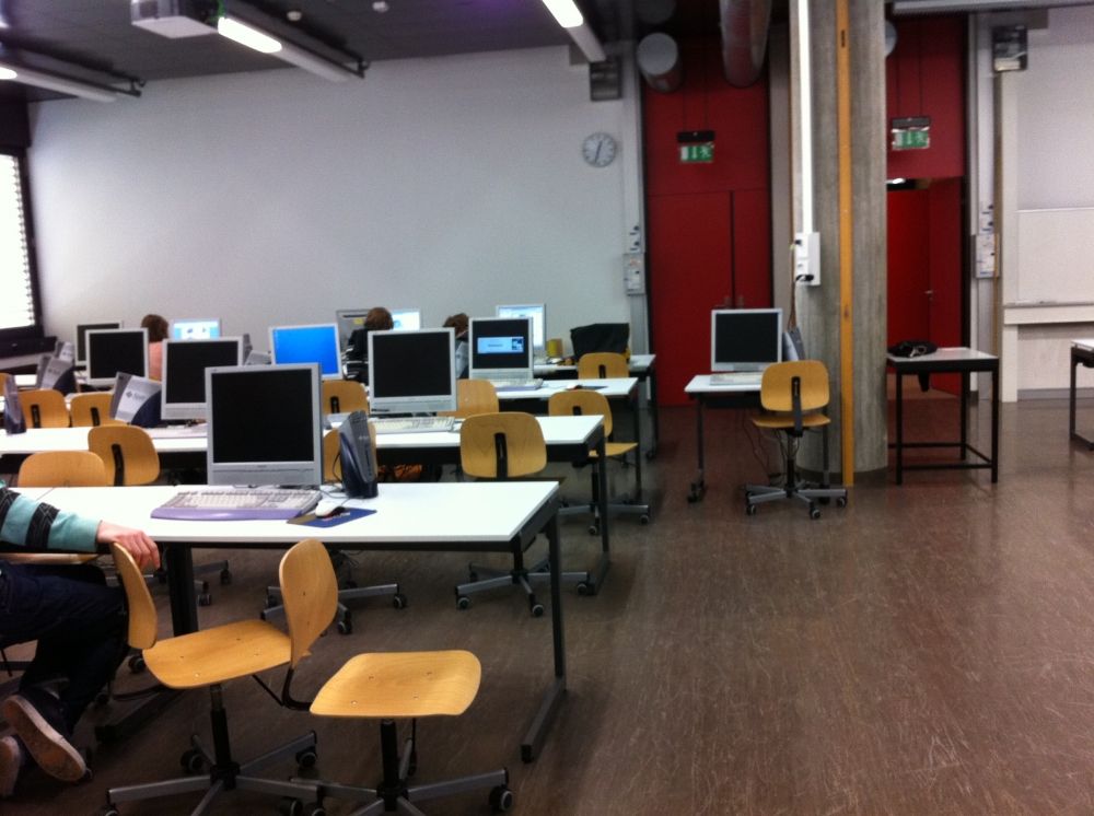 Computerkurs-Raum Y25-J-10: links: Computerkurs-Raum J10
rechts: Computerkurs-Raum J9.
Zwischen den beiden roten Türen befindet sich die Trennwand, die man zuziehen kann und somit zwei Räume (J9 und J10) erhält.