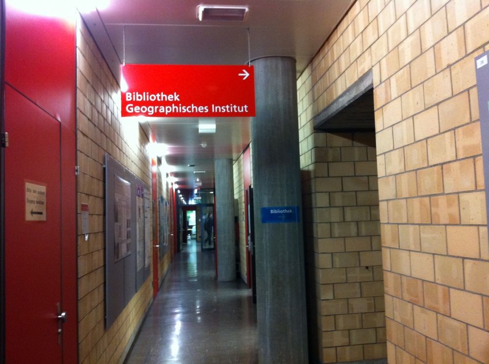 Y25-K, Bibliothek: Rechts: Eingang Bibliothek.