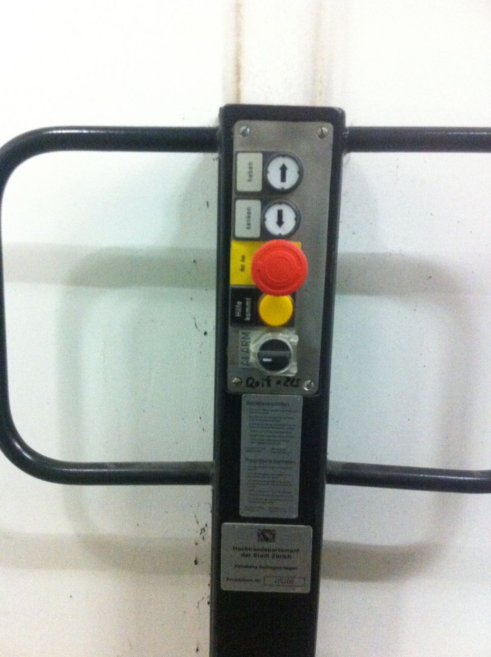 KOL-D, Hebebühne: Bedienknöpfe der Hebebühne.