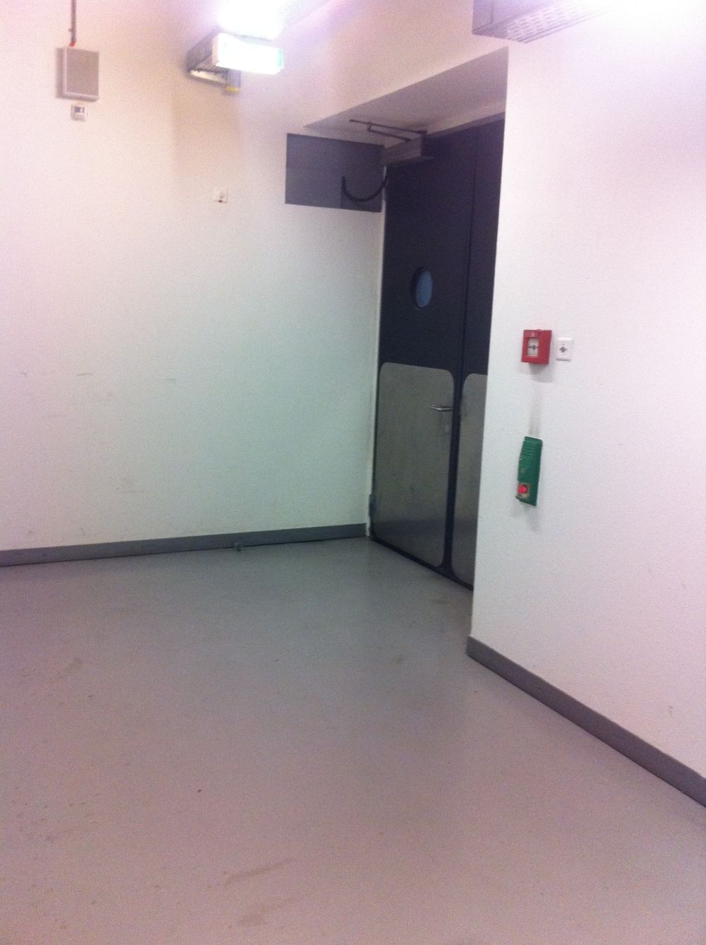 KOL-D, Hebebühne: Blick auf die Ausgangstür, die hinaus zur Velo- und Motorfahrzeuggarage führt. Die Tür kann nur von innen ohne Schlüssel geöffnet werden.