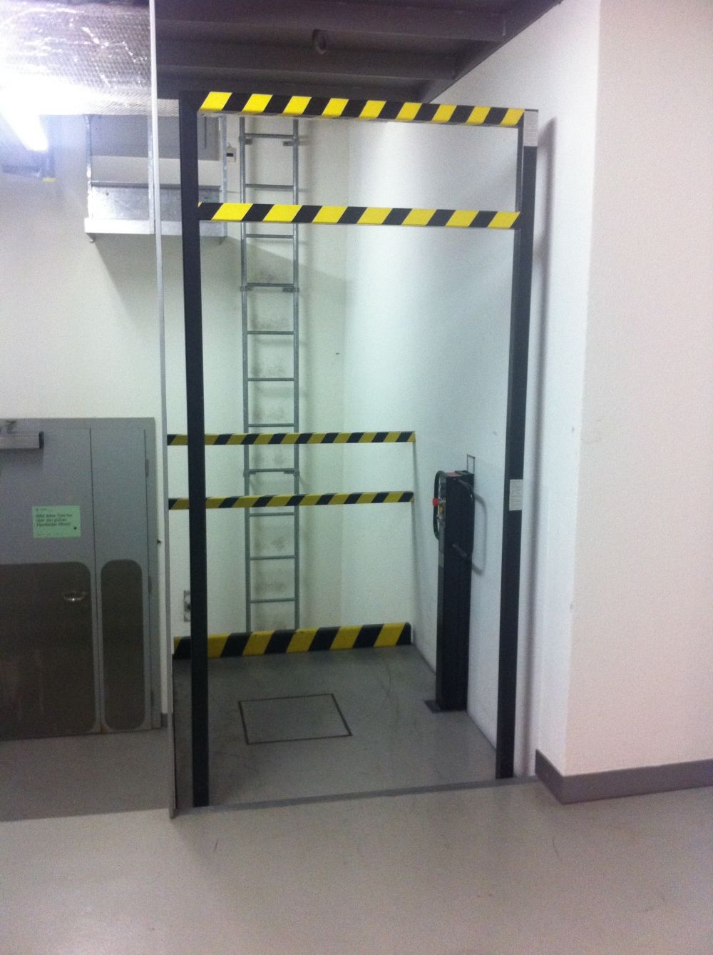 KOL-D, Hebebühne: Blick auf die Hebebühne (oben).