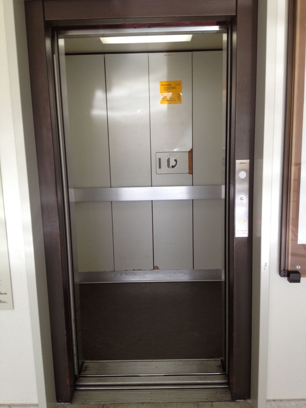 Y32, bei der Wendeltreppe: Lift-Innenraum.