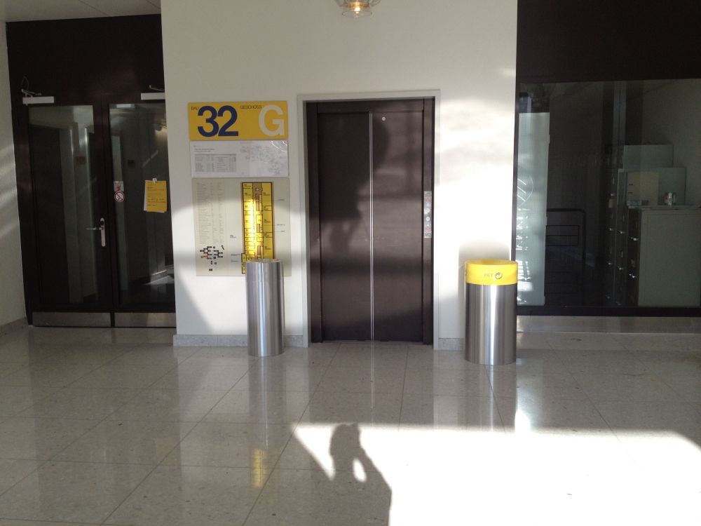 Y32, bei der Wendeltreppe: Lift gegenüber der Wendeltreppe im Stockwerk G.
Türe (links) ist abgeschlossen.