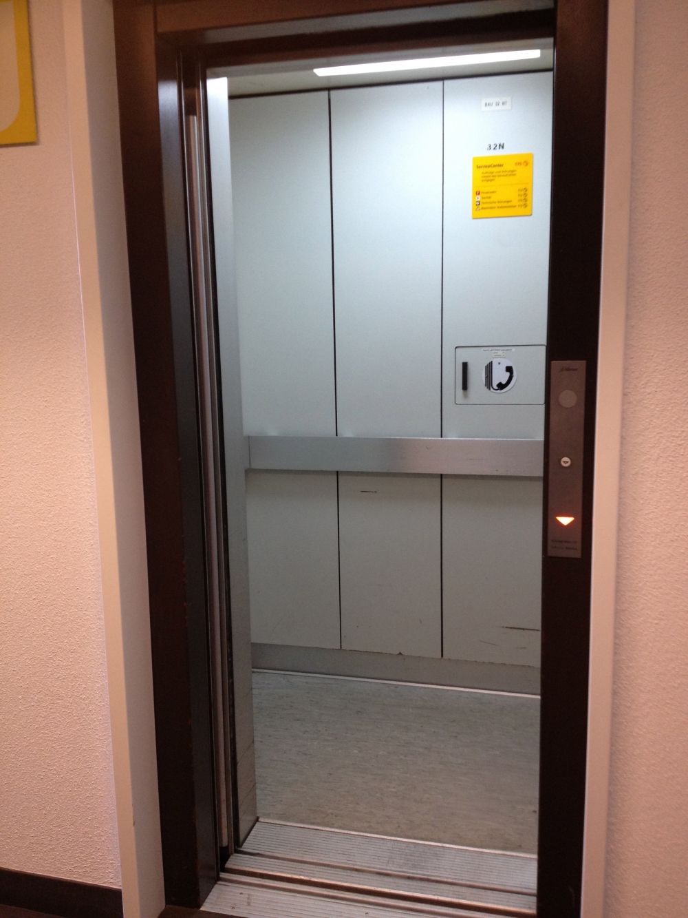 Y32, im hinteren Teil des Gebäudes: Lift-Innenraum.