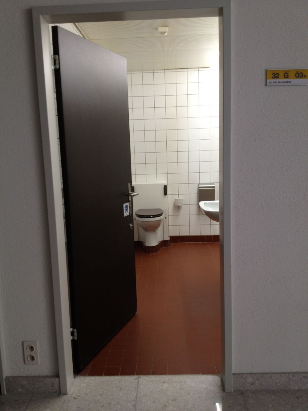 Rollstuhl-WC Y32-G-03A: Rollstuhl-WC.