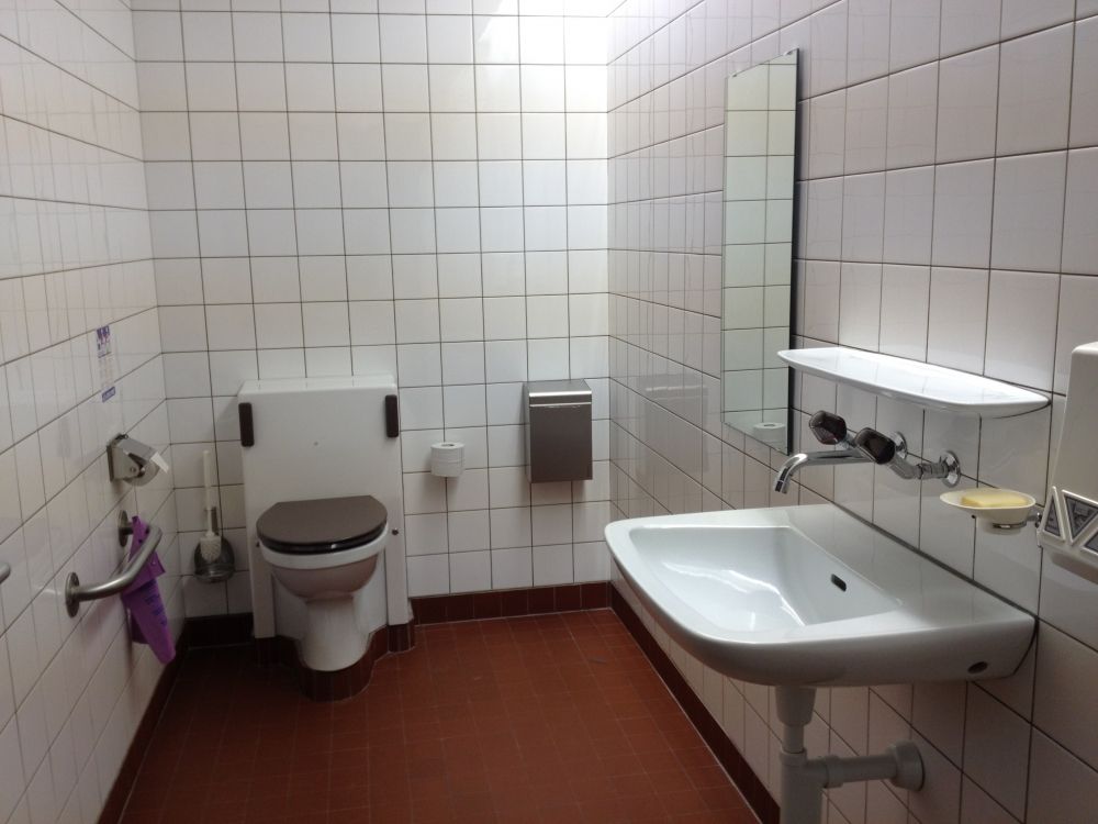 Rollstuhl-WC Y32-G-03A: Rollstuhl-WC.
