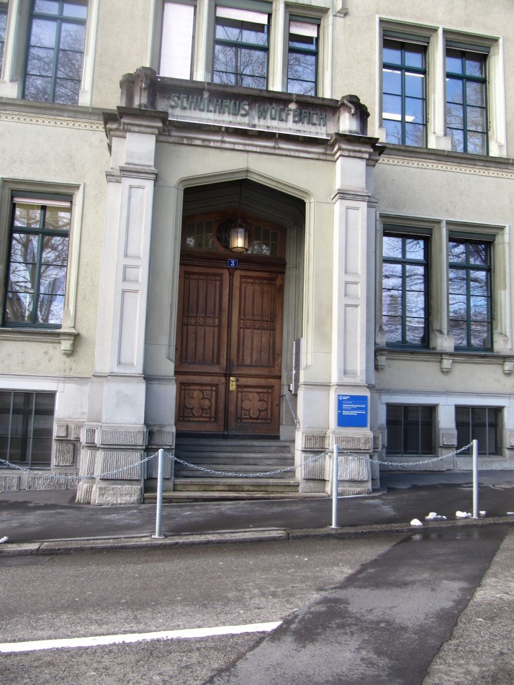 Gebäude KAB: Haupteingang mit Treppe.