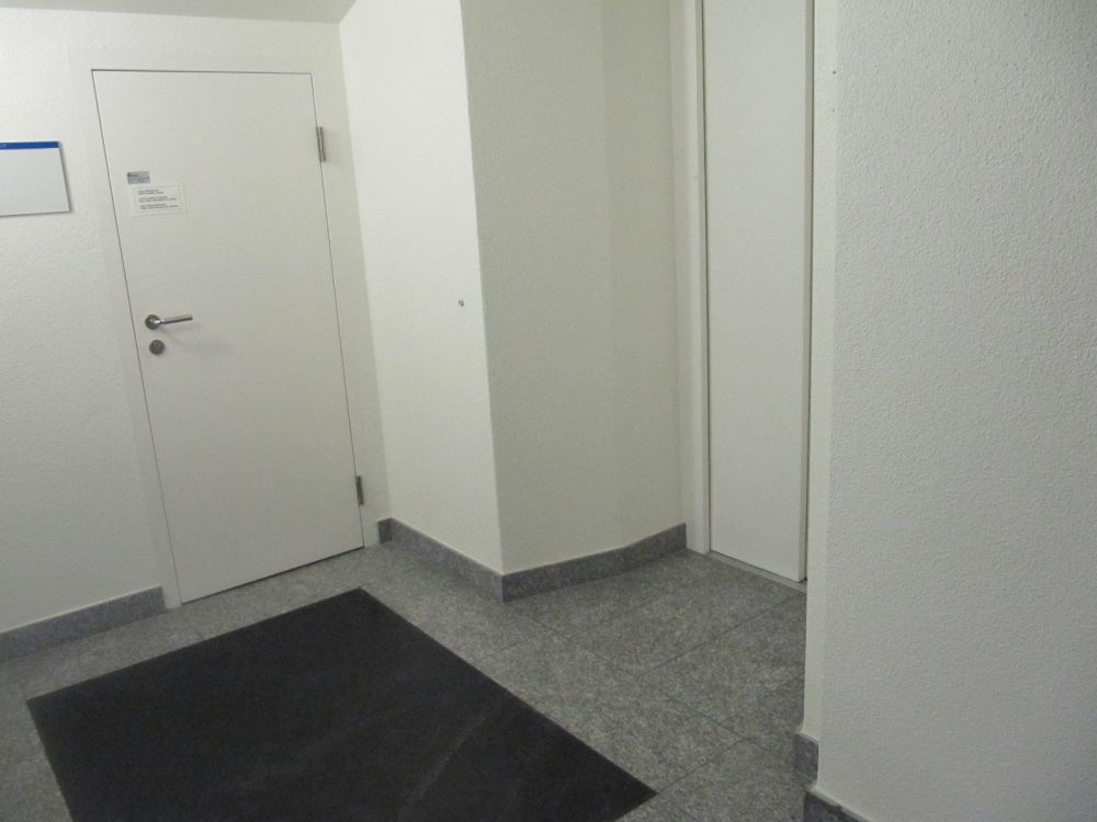 KAB, Lift: Etwas eingeschränkter Raum direkt vor dem Lift auf dem Stockwerk D1.