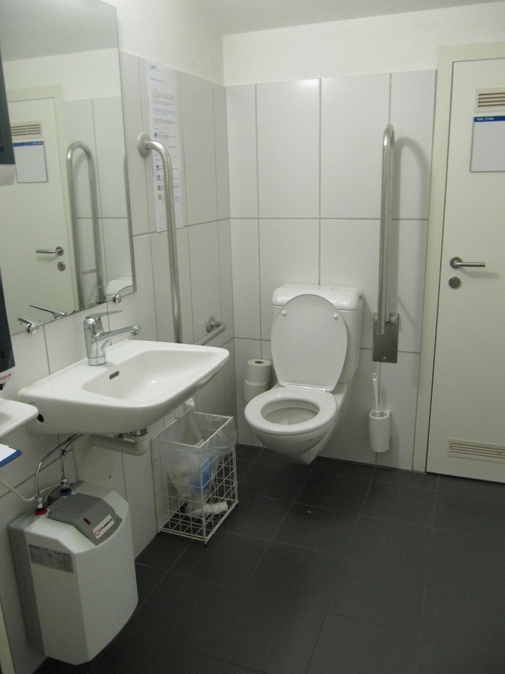 Rollstuhl-WC KAB-D-16: Rollstuhl-WC.