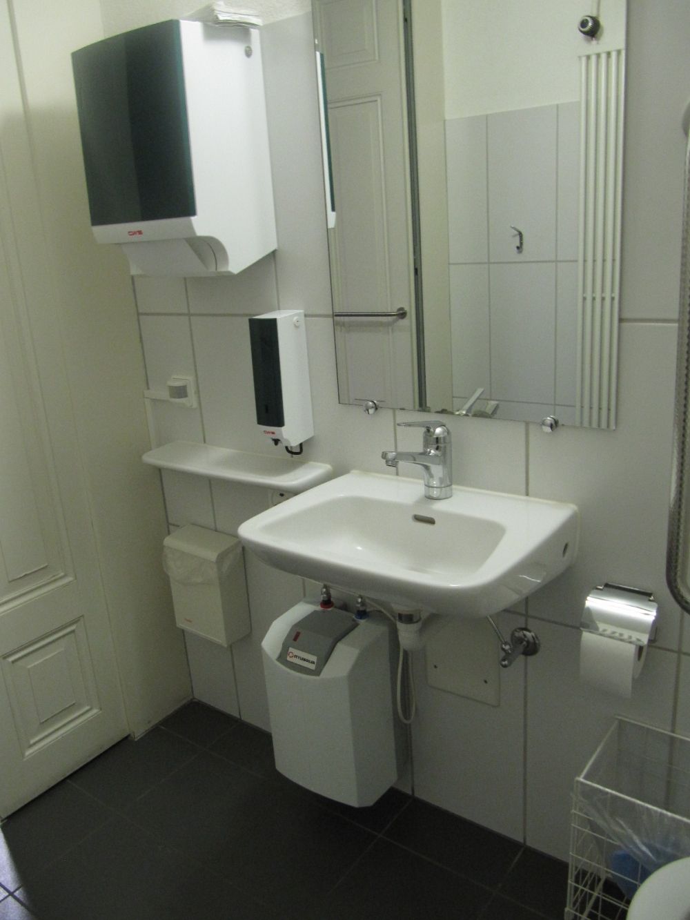 Rollstuhl-WC KAB-D-16: Der Tücherhalter ist auf einer Höhe von 130 cm.