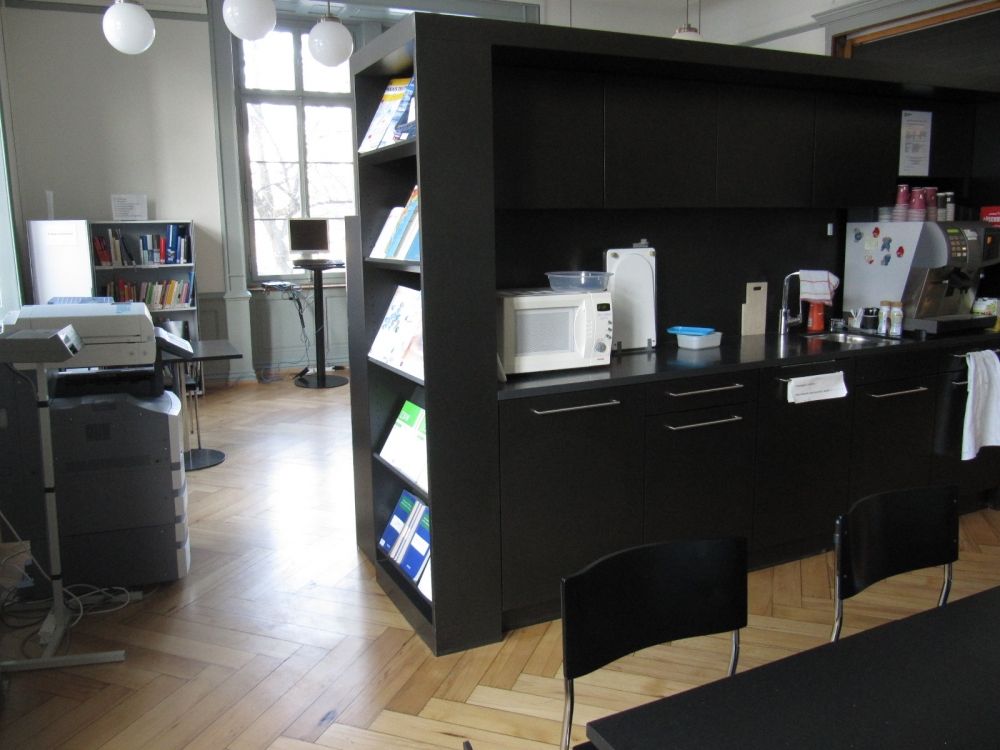 KAB-E, Bibliothek: Zusammenhängender Raum mit E-11. Hier Kopiergerät (Höhe der Tasten 100 cm), im Hintergrund befindet sich das Stehpult mit dem Computer.