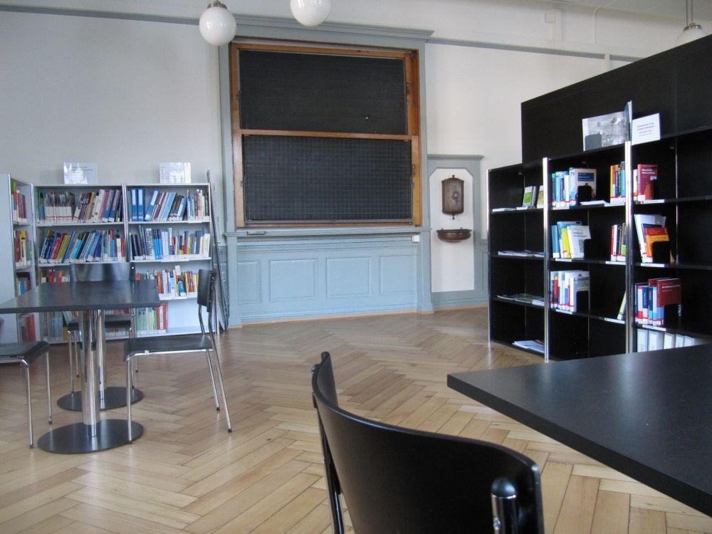 KAB-E, Bibliothek: Bücherregale und Arbeitsplätze.