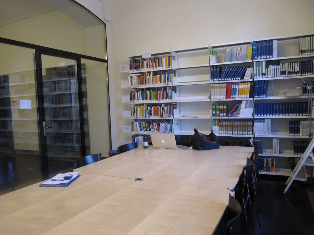 Sitzungsraum KAB-E-12: Besprechungsraum, Richtung Eingang.
