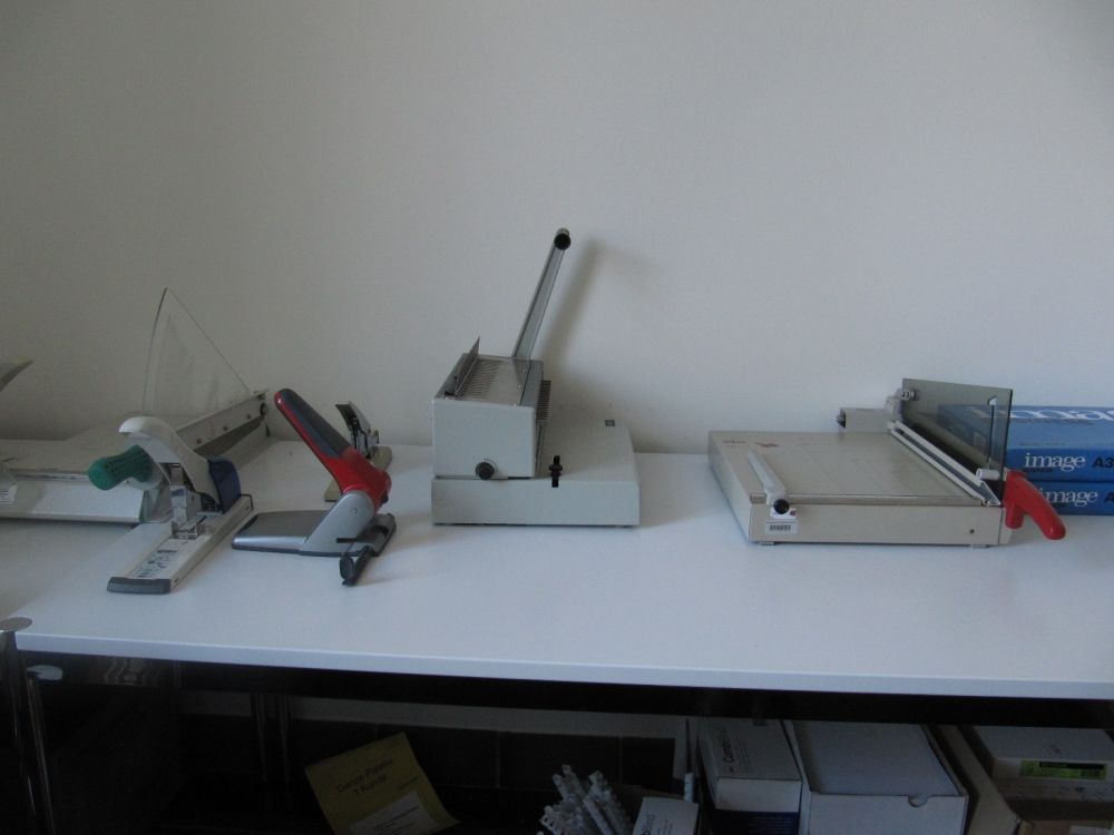Kopierraum KAB-F-14: Schredder, zwei Papierschneidemaschinen sowie eine Spiralbindemaschine für Hefte.