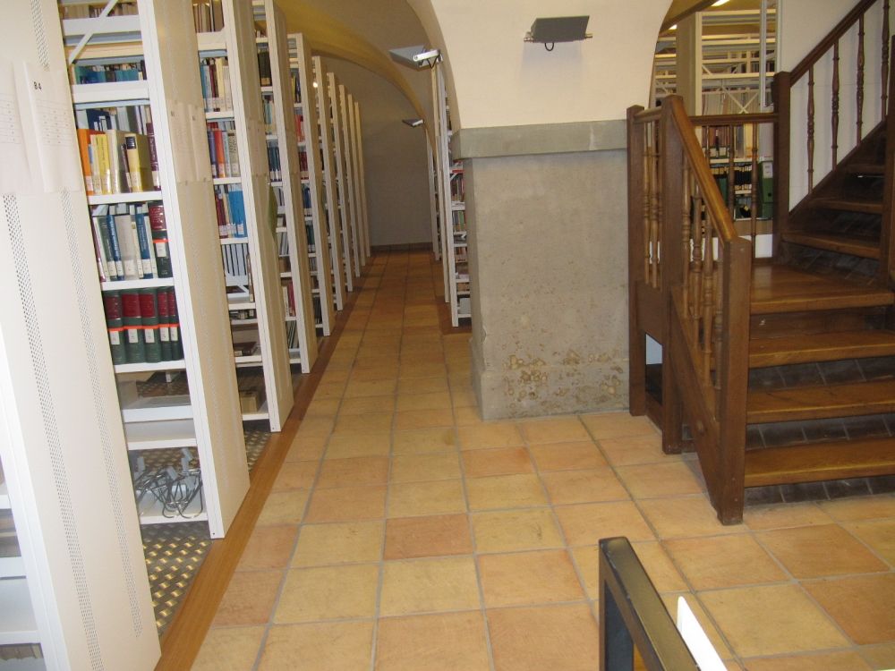 KAA-D, Bibliothek: Blick in den Hauptgang der Regale.