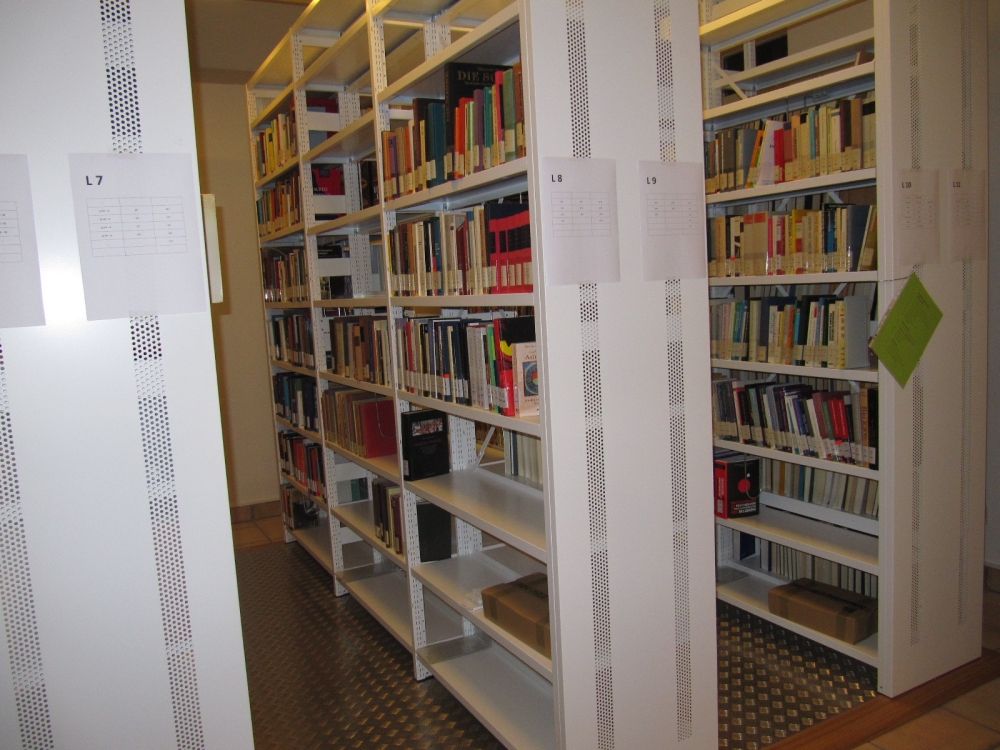 KAA-D, Bibliothek: Enger Raum von 74 cm zwischen den Regalen.