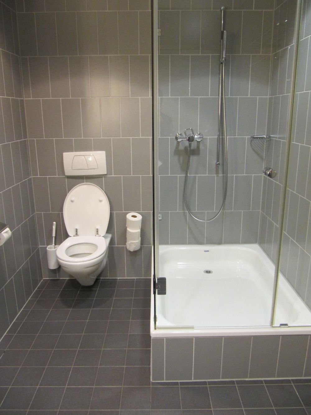 WC-Anlage AND-4-47: WC mit Dusche.