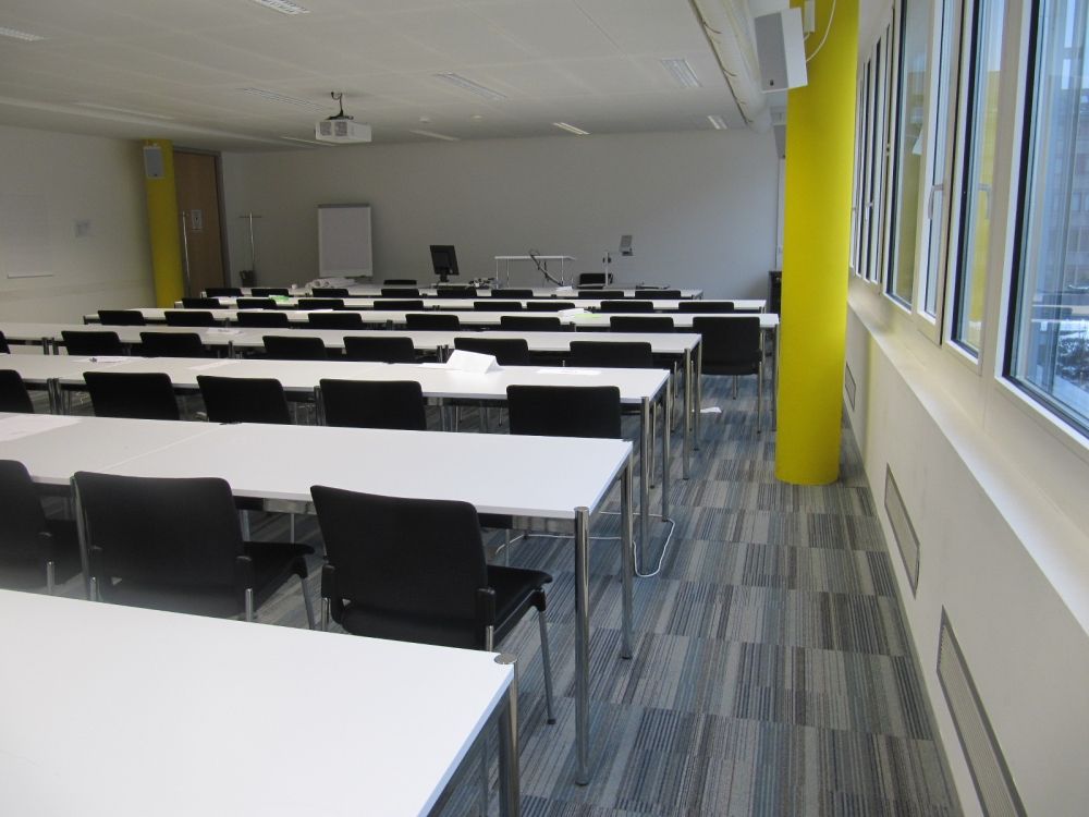 Seminarraum AND-4-06: Gesamter Seminarraum mit zwei Eingangstüren auf der linken Seite.