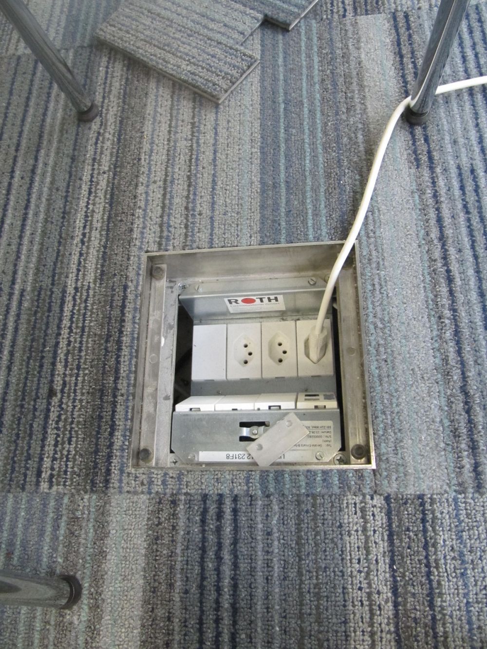 Seminarraum AND-4-06: Stromanschluss im Boden.