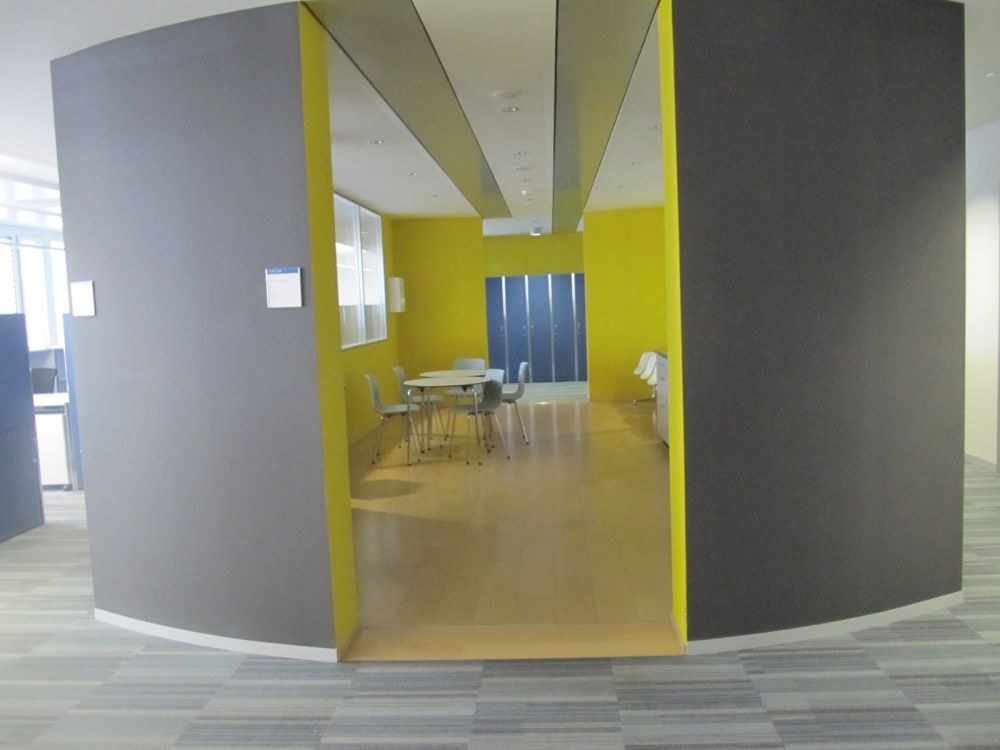 Aufenthaltsraum AND-4-73: Die Gemeinschaftsküche ist ein beidseitig geöffneter Raum mitten im Durchgang.