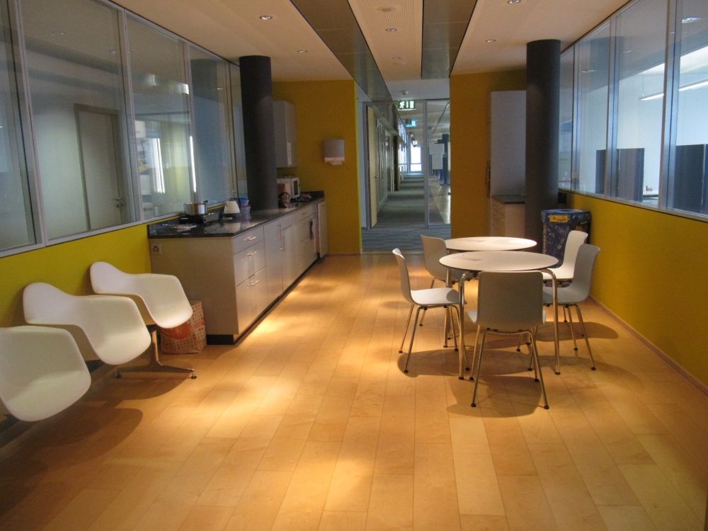 Aufenthaltsraum AND-4-73: Die Gemeinschaftsküche von innen mit Herdplatte, Mikrowelle, Kaffeemaschine, Wasserkocher, Kühlschrank und Lavabo.