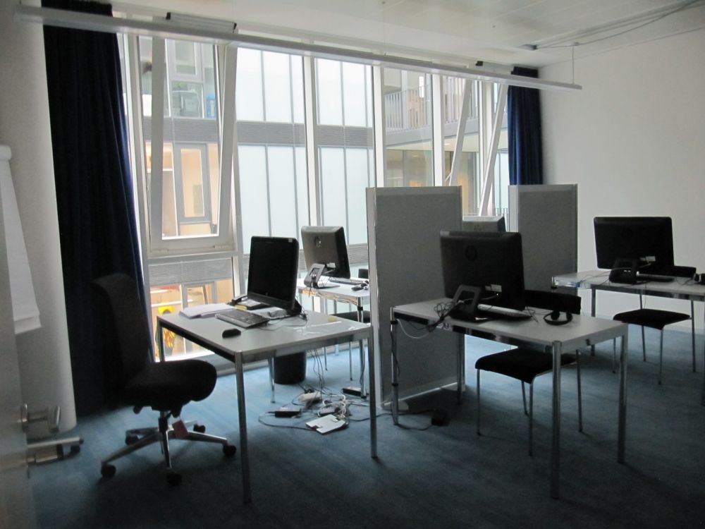 Praktikumsraum AND-4-67: Praktikumsraum mit vier Schulungscomputern mit jeweils einer Trennwand dazwischen.