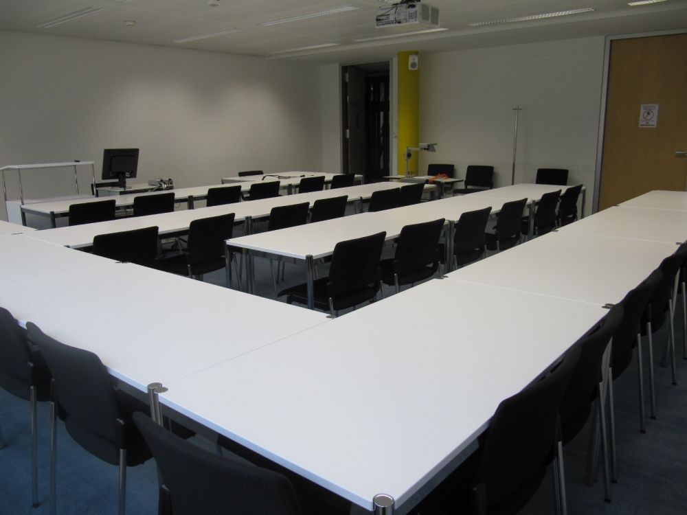 Seminarraum AND-4-02: Sitzanordnung im Seminarraum mit beiden Eingängen.